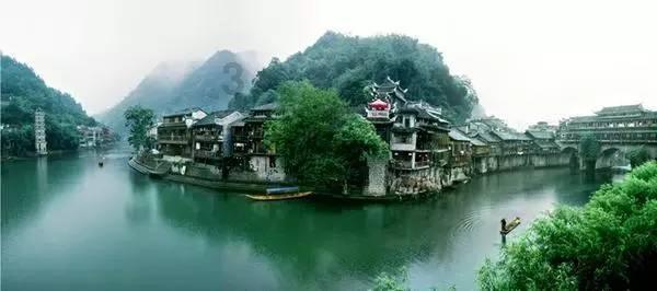 湖南：大雪天，女子衣着单薄在路边跳舞走红，当事人正脸视频曝光